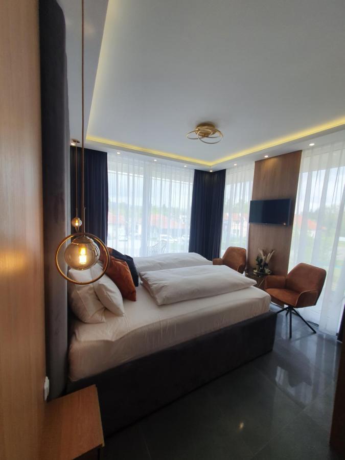 Coco Hotel Veliko Gradiste Bagian luar foto